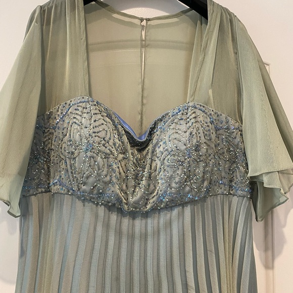 Sea foam green floor length gown - Picture 2 of 2